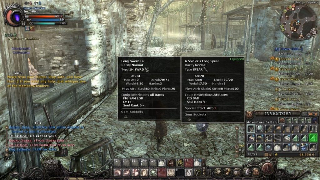 Interface de jeu vidéo montrant un personnage équipé d'une épée longue et d'une lance dans un environnement de ville médiévale, avec des informations sur les caractéristiques des armes à l'écran.