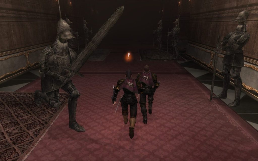 Deux personnages en armure marchent dans un couloir, entourés de statues de chevaliers géants, avec une lumière flottante devant eux.