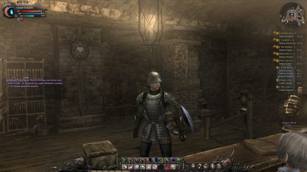 Un personnage armé portant une armure et un casque, tenant un bouclier, debout dans un environnement intérieur médiéval, avec des étagères à livres en arrière-plan.
