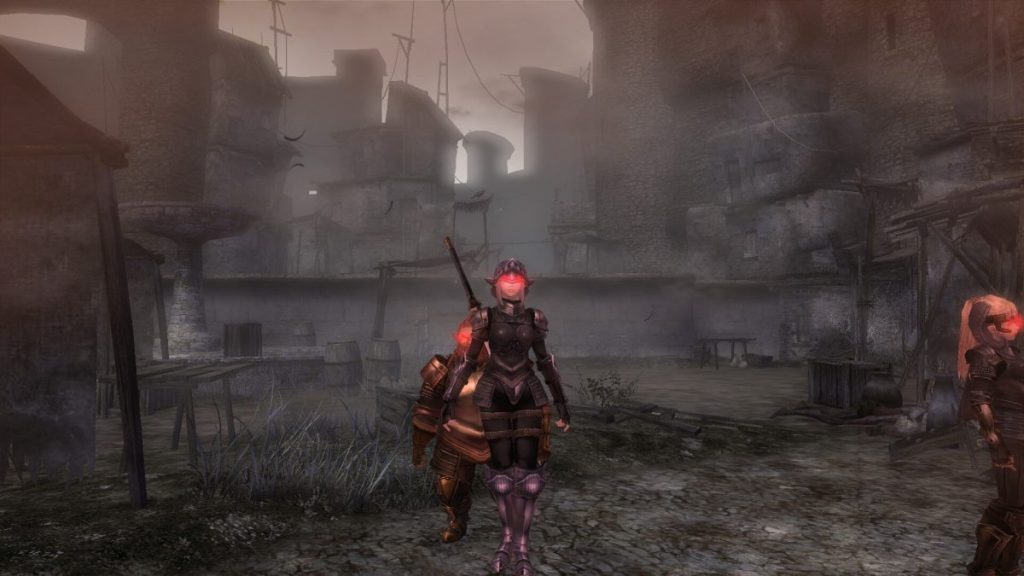 Personnage en armure sombre avec un regard intense dans un environnement urbain désolé, entouré de bâtiments en ruine et de végétation morte.