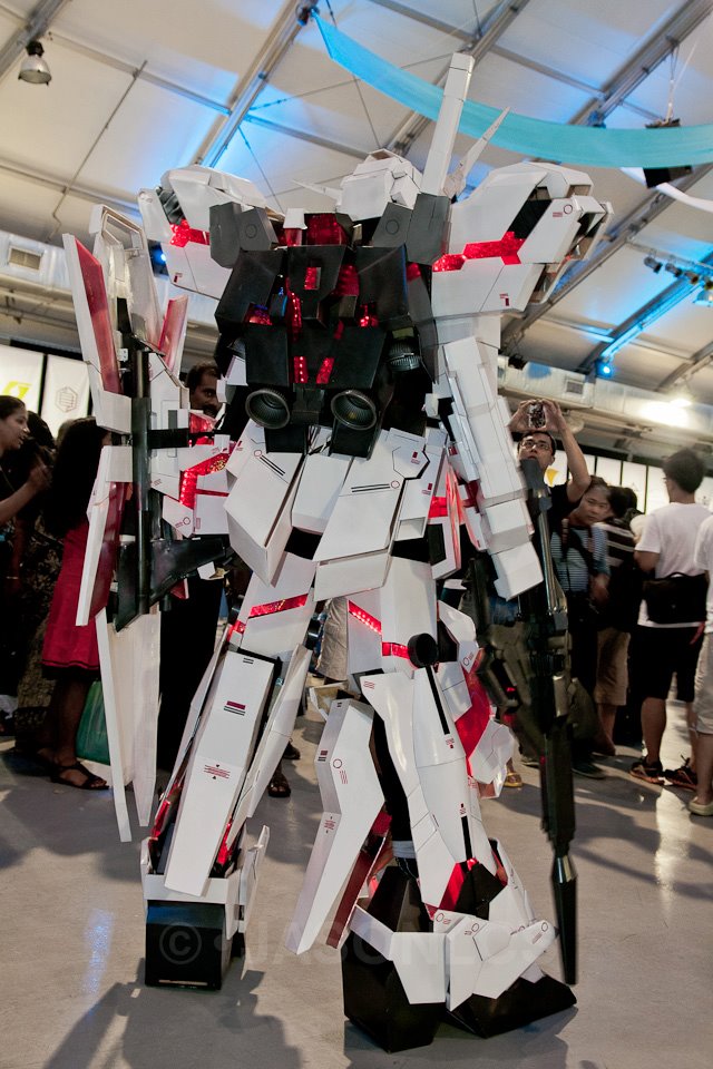 unicorn_gundam_cosplay_rear_view_by_miragecld-d56sbl8