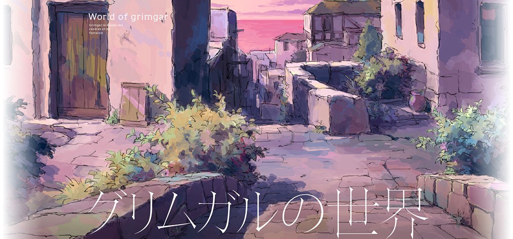 Une ruelle pavée d'un village pittoresque, bordée de maisons aux murs clairs et ornée de plantes verdoyantes, sous un ciel teinté de rose au coucher du soleil.