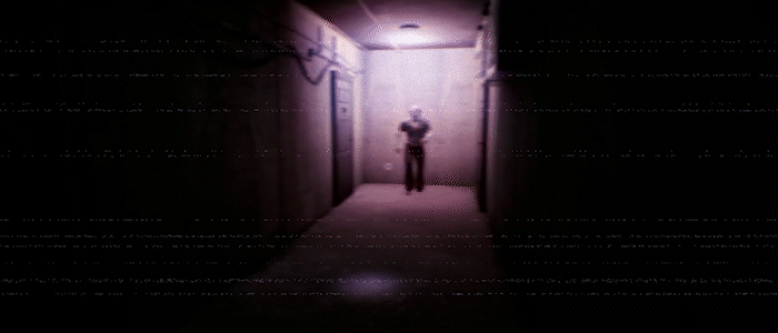 Un personnage sombre se tenant au bout d'un couloir faiblement éclairé, créant une atmosphère inquiétante.