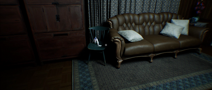 Un salon sombre avec un canapé en cuir, une table verte et des coussins, créant une atmosphère oppressante.