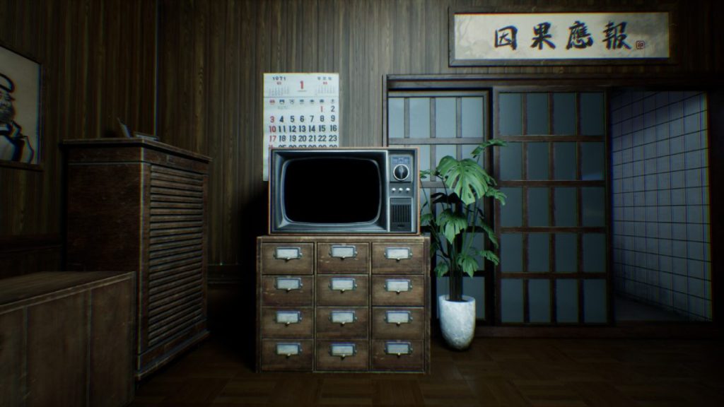 Intérieur d'un appartement sombre avec un meuble en bois, une télévision vintage, une plante verte dans un pot et un calendrier mural, créant une ambiance oppressante.