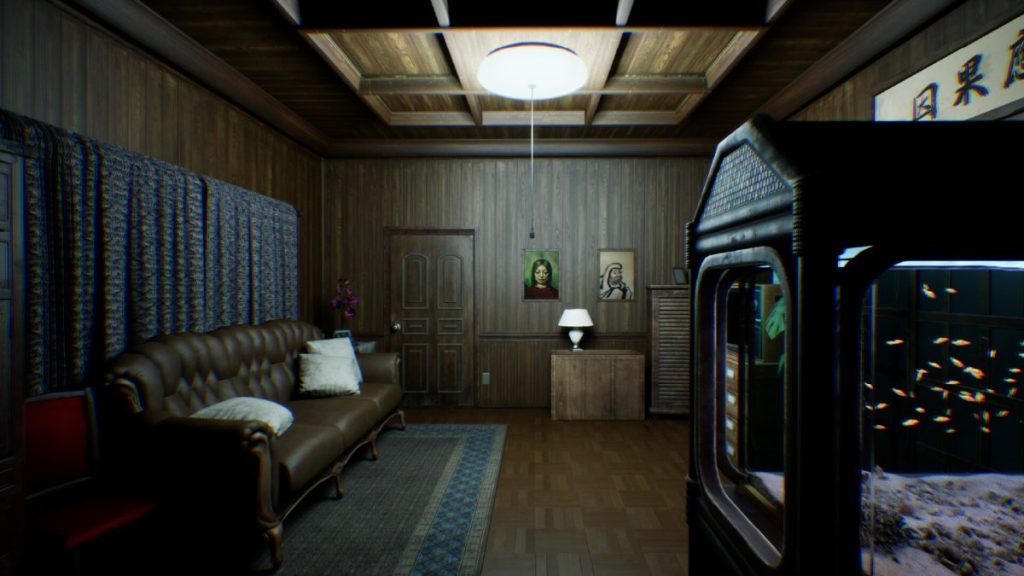 Vue de l'intérieur d'un appartement sombre dans le jeu d'horreur « Who’s at the Door? », avec un canapé en cuir, des rideaux, une lampe sur une table, et un aquarium.
