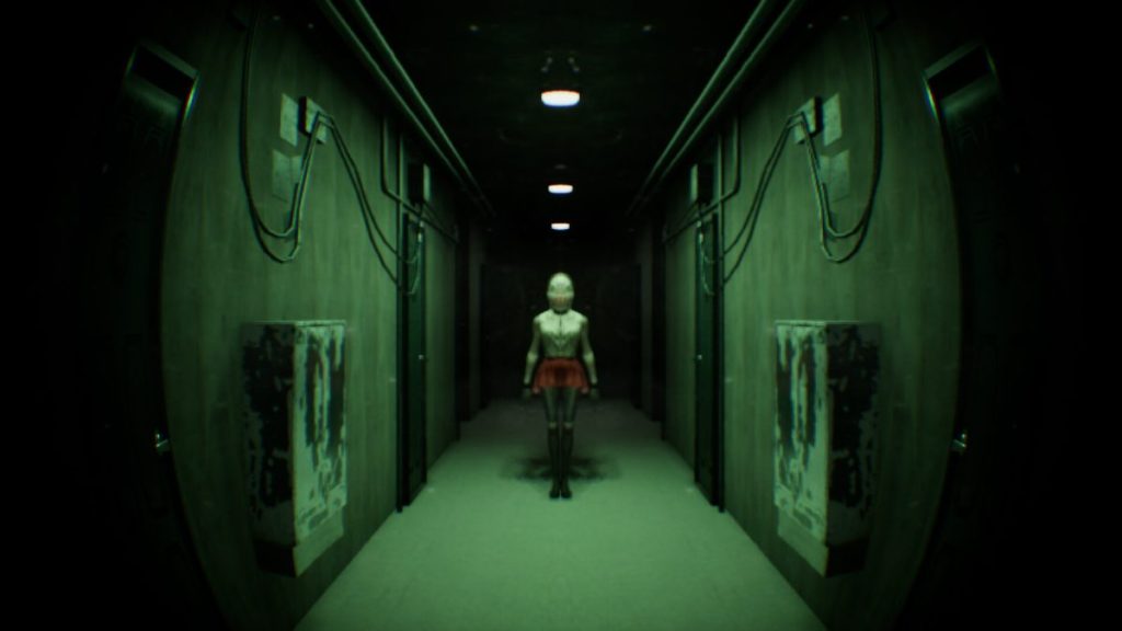 Une silhouette d'un personnage féminin portant une jupe rouge se tient dans un couloir sombre relié à des lumières électriques, créant une ambiance effrayante.