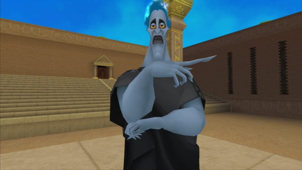 Personnage de l'univers de Disney, avec des cheveux bleus et un teint gris, se tenant dans une arène ancienne derrière lui, dans une scène du jeu vidéo Kingdom Hearts.