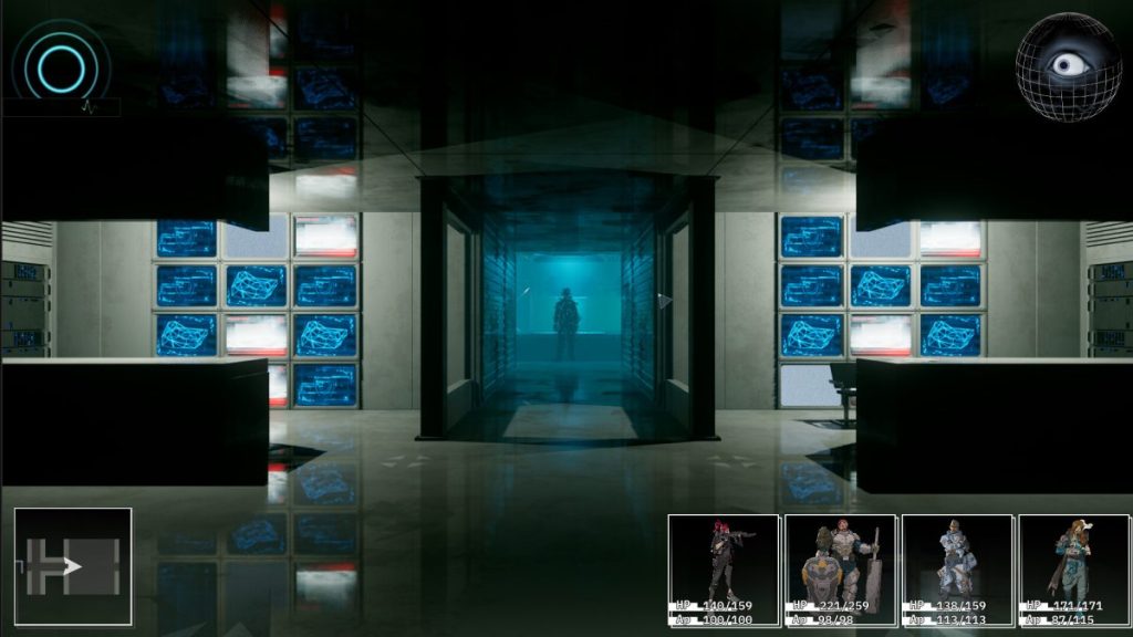 Intérieur sombre d'une base lunaire avec des tableaux lumineux affichant des données. Une silhouette humaine est visible au loin à travers un couloir transparent.