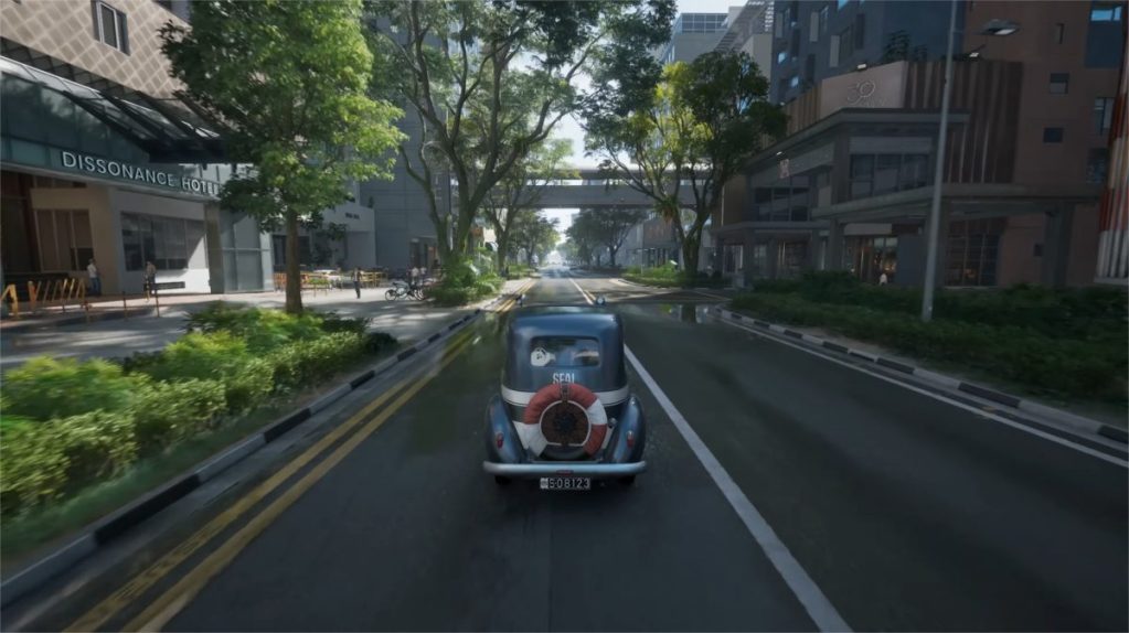Une vue de la rue principale dans le jeu Varsapura, montrant une voiture rétro qui roule sur une route humide, entourée de grands bâtiments modernes et d'arbres verdoyants.