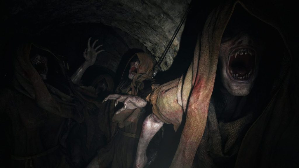 Des créatures effrayantes au visage déformé, portant des capuches, dans un tunnel sombre.