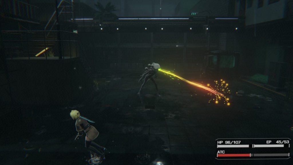 Un personnage de jeu vidéo esquive une attaque d'une créature mutante dans un environnement sombre et dégradé, avec une interface de combat affichant les points de vie et d'énergie.