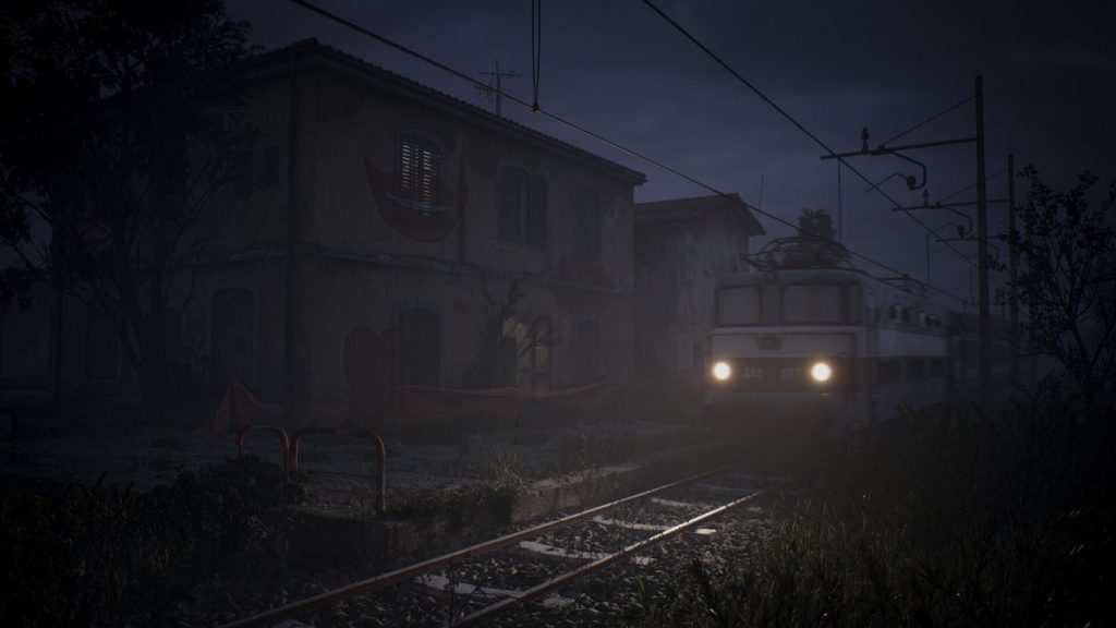 Un train passe près d'une maison abandonnée sous un ciel nocturne, avec des ombres et des détails de la végétation environnante.
