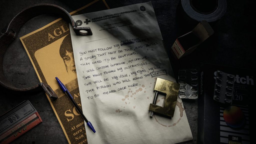 Une lettre écrite sur papier avec des taches, contenant des instructions mystérieuses, entourée d'objets divers comme un stylo bleu, des bandes magnétiques, et un cadenas doré, sur une surface sombre.