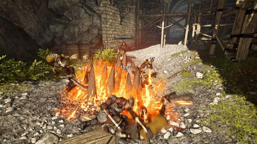 Un groupe de personnages en pleine bataille, attaquant des ennemis près d'un feu de camp avec des stats de dégâts affichées au-dessus d'eux.