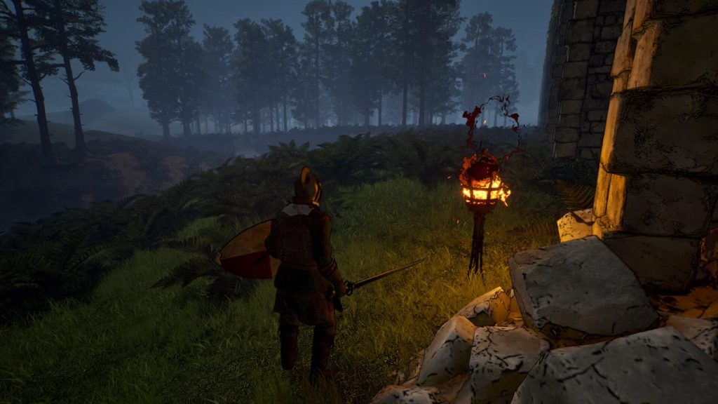 Un chevalier armé avec une épée et un bouclier se tient devant un torche enflammée dans une forêt sombre et brumeuse.