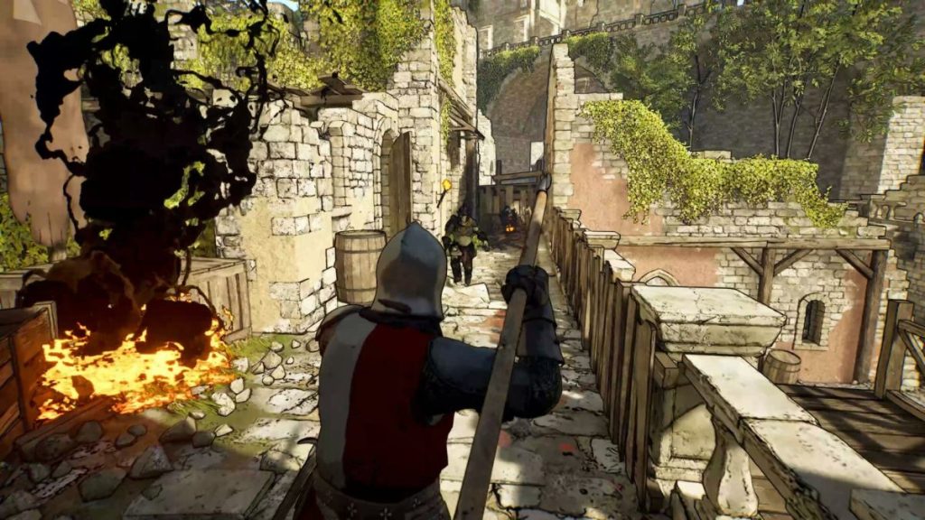 Un chevalier en armure tenant une lance se prépare à attaquer un ennemi dans un environnement médiéval. Des murs en pierre, des barils et des débris sont visibles, ainsi qu'un nuage de fumée et des flammes au premier plan.