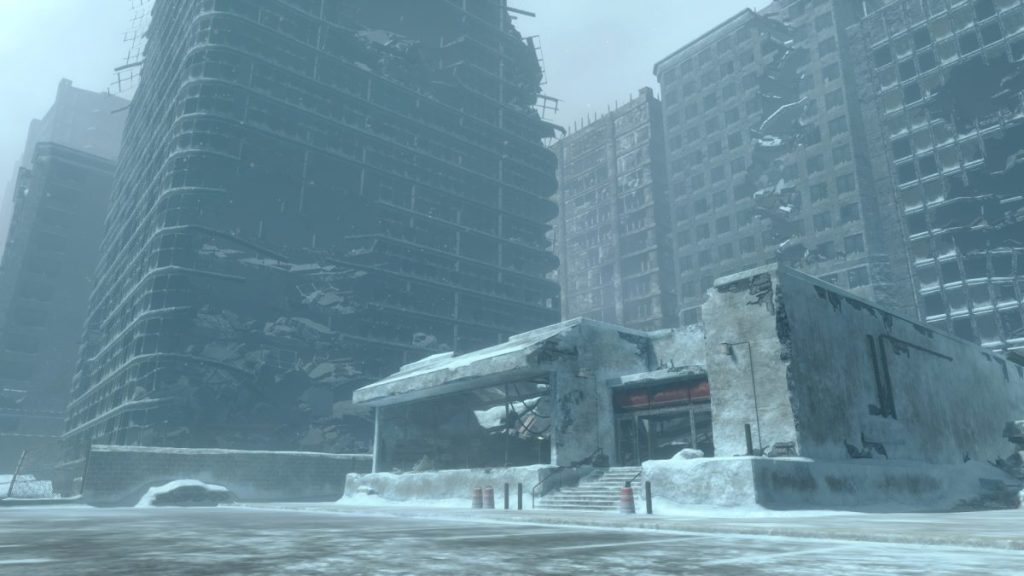 Image d'une ville déserte enneigée avec des bâtiments en ruine et un bâtiment partiellement détruit au premier plan.