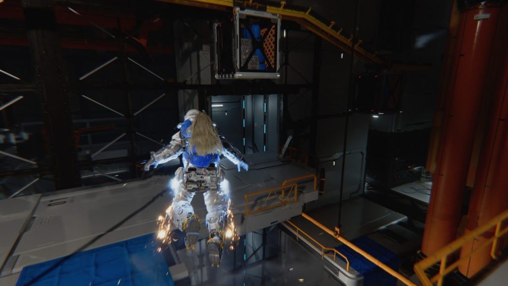Un personnage en armure futuriste utilise un jetpack pour sauter dans un environnement industriel sombre avec des structures métalliques.