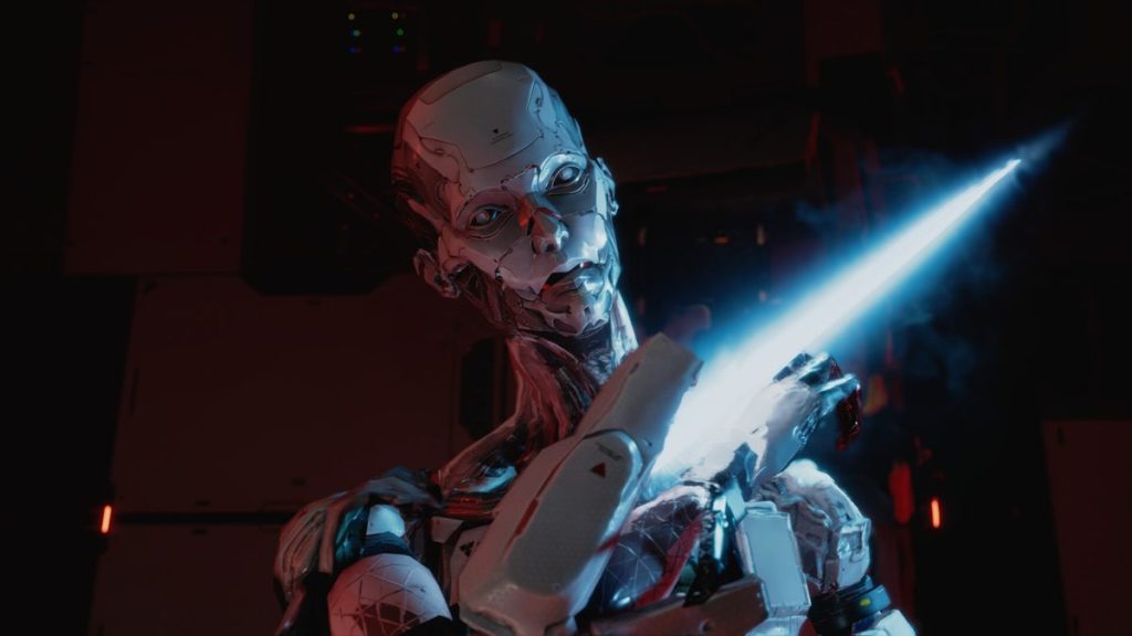Un robot humanoïde tenant une arme lumineuse dans un environnement sombre avec des lumières rouges.