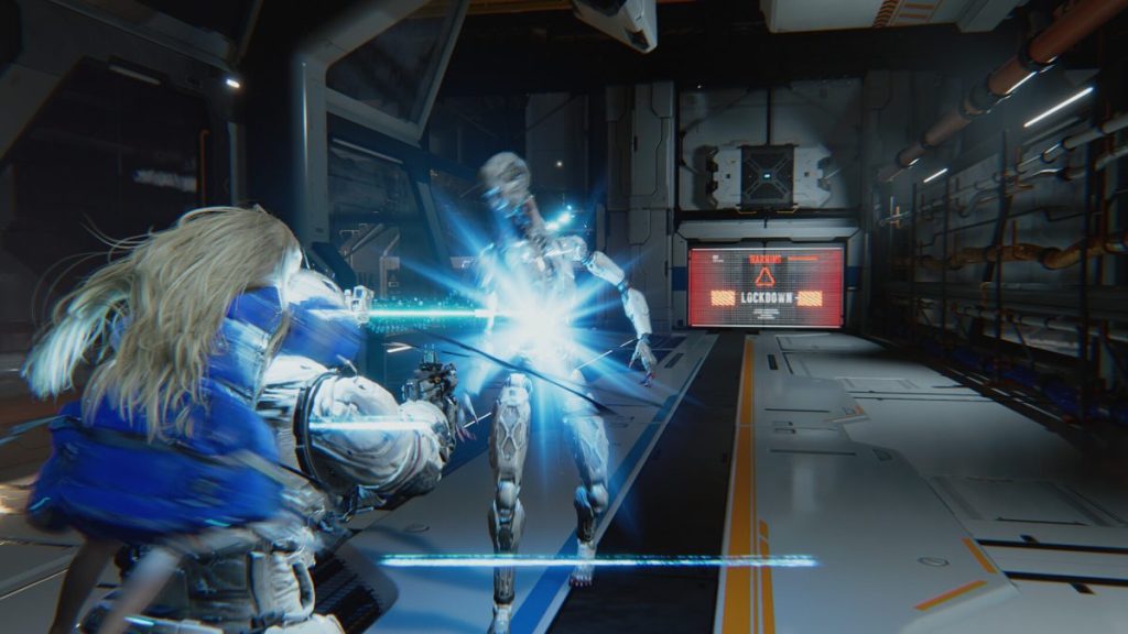 Un personnage en armure tire sur un robot lumineux dans un environnement futuriste, avec un écran d'alerte indiquant 'LOCKDOWN'.