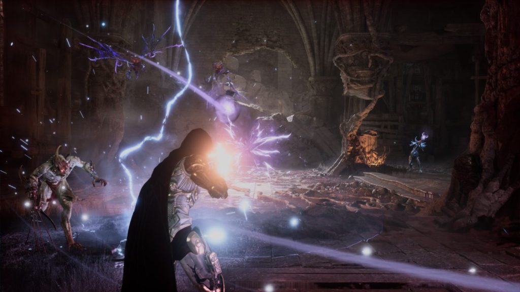 Une scène de combat intense dans un environnement sombre, avec un personnage armé lançant des projectiles d'énergie contre des créatures monstrueuses.