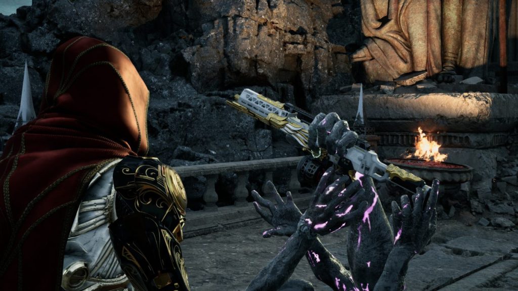 Un personnage en armure avec un manteau rouge regarde un bras spectral tenant une arme futuriste, avec une statue en arrière-plan et des flammes.