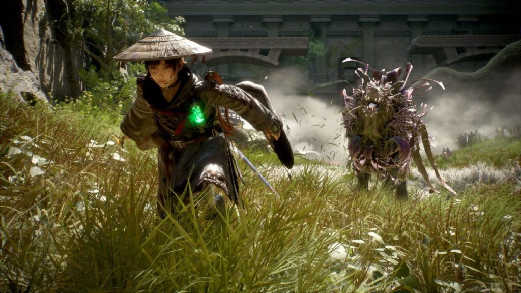 Un personnage avec un chapeau de paille court à travers une herbe dense, accompagné d'une créature semblable à un animal recouvert de végétation.