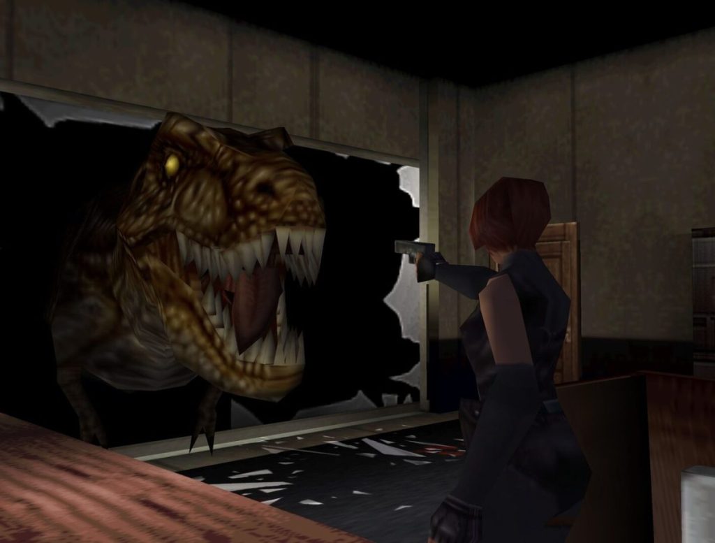 Une femme en costume noir tient une arme et fait face à un dinosaure à l'intérieur d'une pièce sombre avec des murs endommagés.