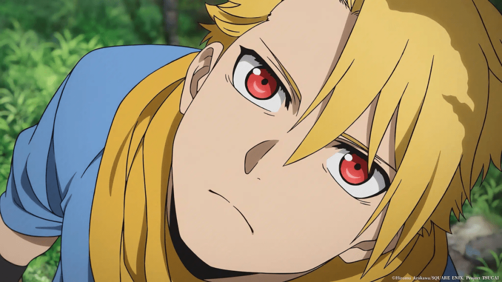 Un personnage de style anime avec des cheveux blonds et des yeux rouges, regardant vers le haut dans un environnement naturel.