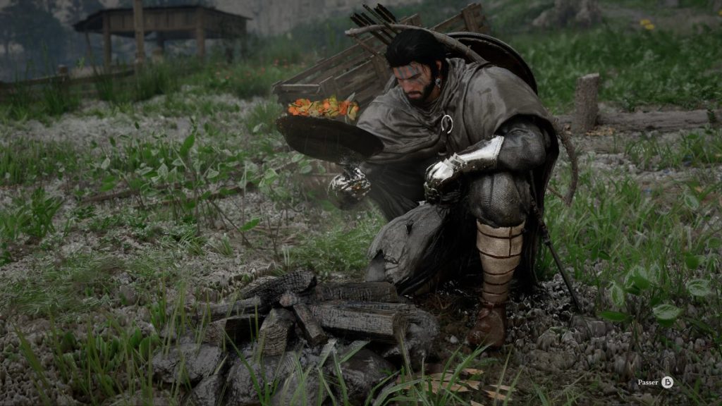 Un homme en armure et manteau, s'agenouille près d'un feu de camp, tenant un plat avec des fleurs ou de la nourriture.