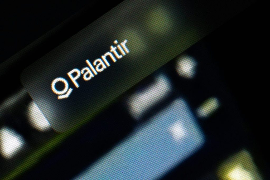Logo de Palantir affiché sur un écran