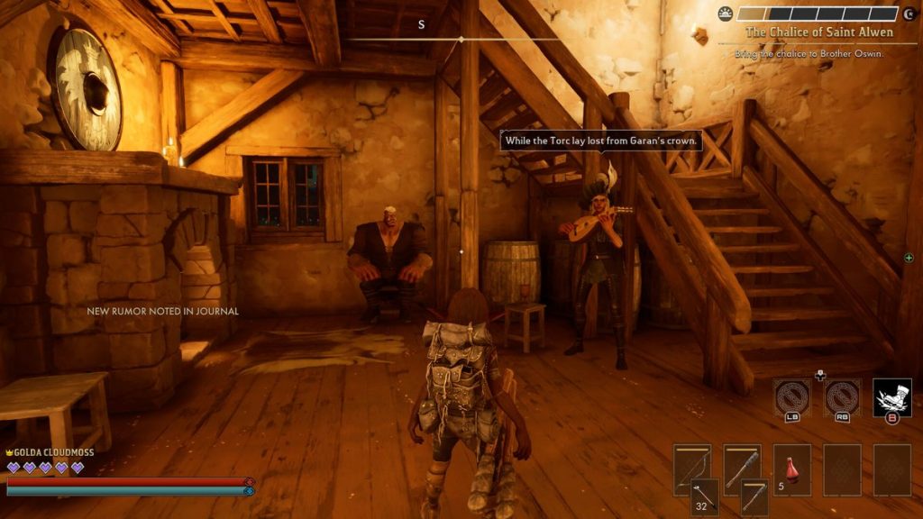 Une scène à l'intérieur d'une taverne avec un personnage à l'arrière-plan assis sur une chaise, un autre personnage jouant un instrument de musique, des tonneaux et des escaliers en bois visibles.