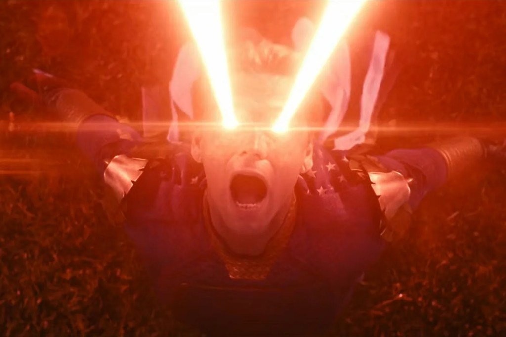 Un super-héros puissant émet des faisceaux de lumière rouge de ses yeux tout en criant, sur un fond de gazon.