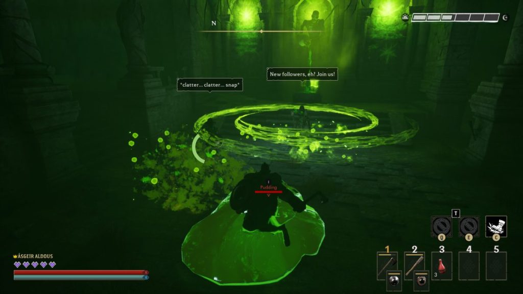 Un personnage se déplaçant dans un environnement sombre et mystérieux avec des effets lumineux verts, entouré de particules magiques, dans une scène de jeu vidéo.