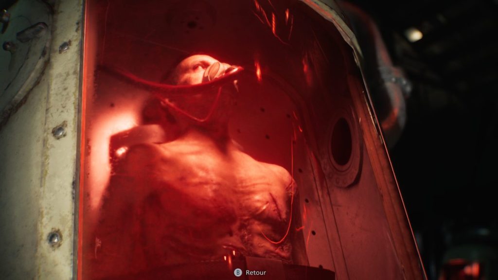 Un être humanoïde à l'intérieur d'une capsule, éclairé par une lumière rouge, avec des tubes connectés à son visage.