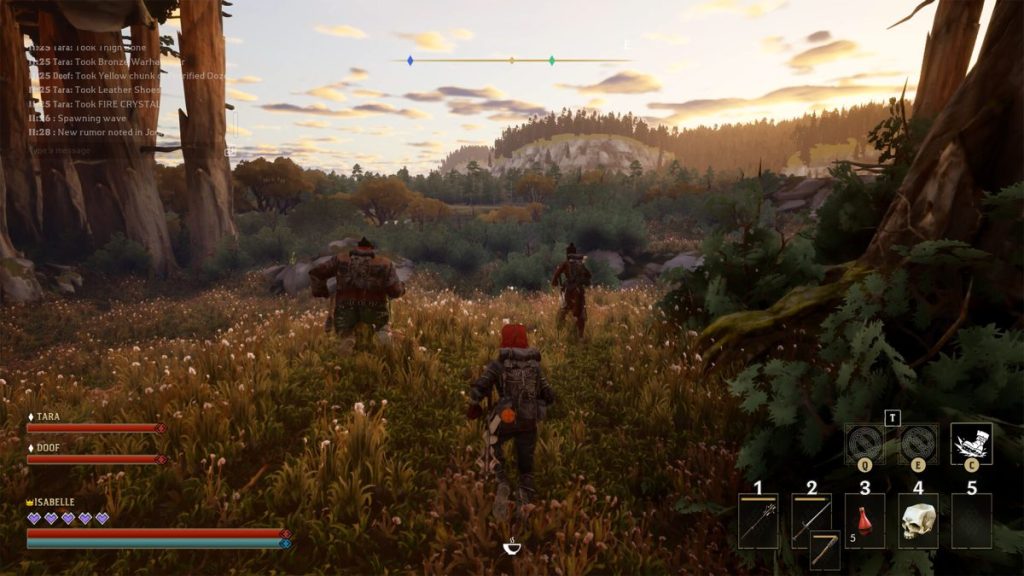 Trois personnages en arrière-plan marchent à travers un paysage verdoyant pendant un coucher de soleil, avec des arbres et des rochers en vue.