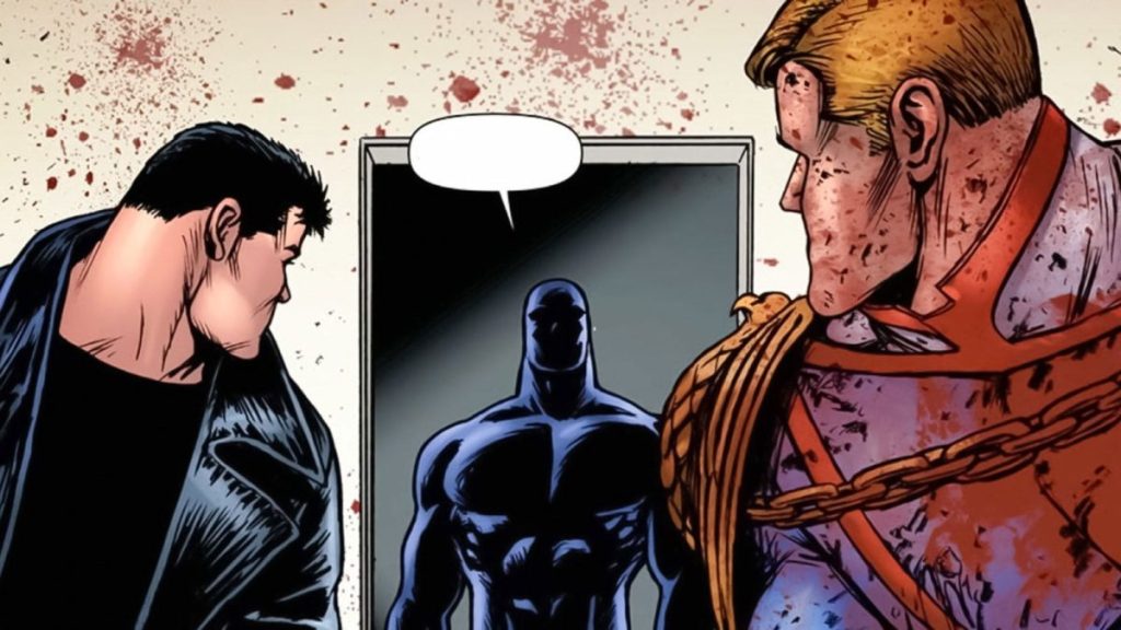 Deux personnages masculins se tiennent sur un fond sanglant, l'un regardant en arrière avec une expression de surprise, tandis qu'un troisième personnage en costume noir se tient dans une porte ouverte.