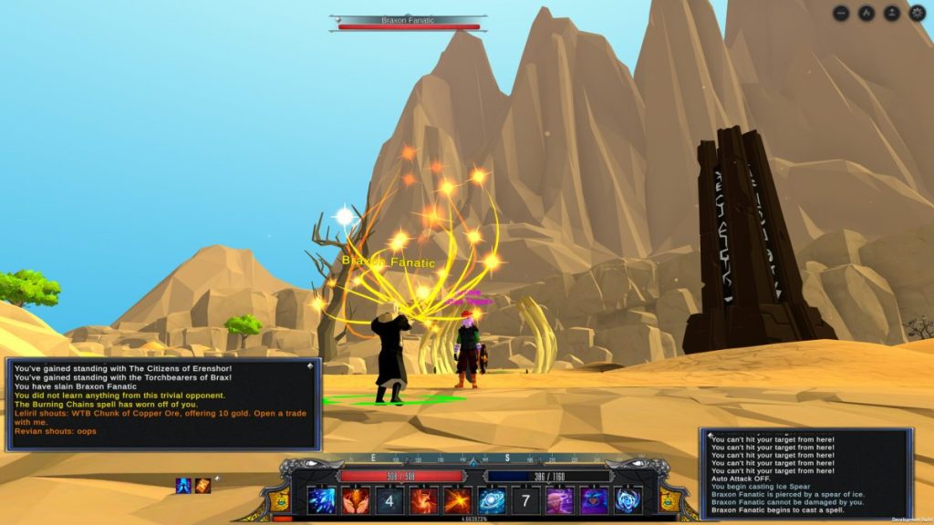 Un personnage de jeu vidéo se tient dans un paysage désertique, préparant un sort contre un ennemi nommé Braxon Fanatic. Des éléments de l'interface du jeu sont visibles, montrant des messages de combat et d'interaction.