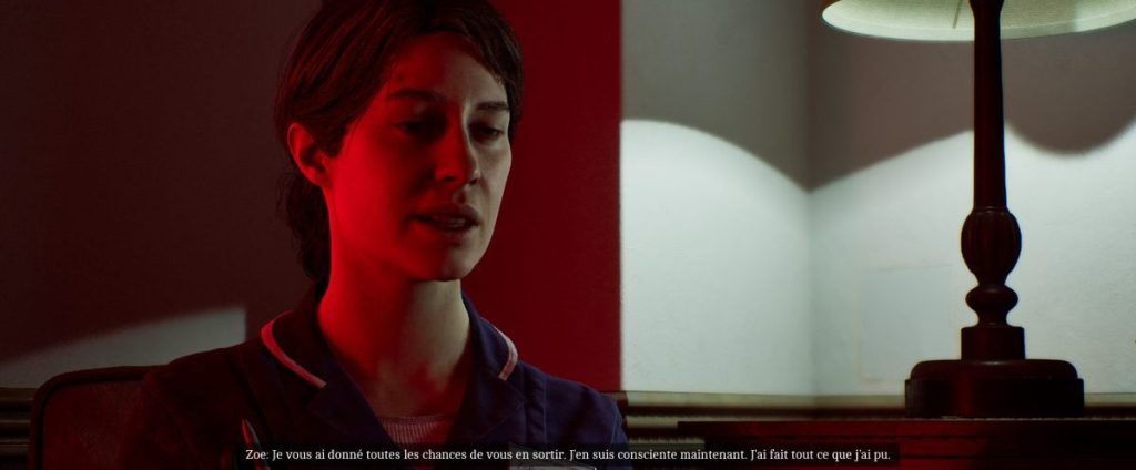 Une femme s'exprimant avec des éclairages rouges et un lampadaire à côté d'elle, dialogue visible en bas de l'image.