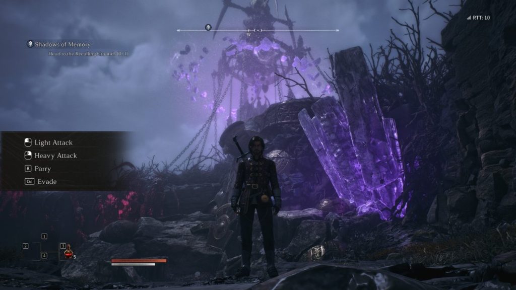 Un personnage se tient debout dans un paysage sombre et mystérieux, avec un cristal violet brillant à côté de lui et une structure inquiétante en arrière-plan.