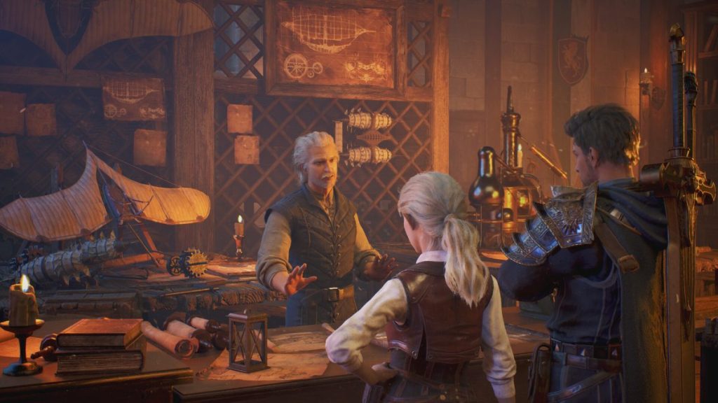 Trois personnages discutent dans un atelier, entourés de cartes et de modèles de navires, avec une ambiance chaleureuse et éclairée par des bougies.