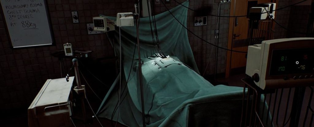 Une salle d'hôpital avec un lit médical recouvert d'une drap, des appareils médicaux visibles en arrière-plan et un tableau d'informations sur le mur.